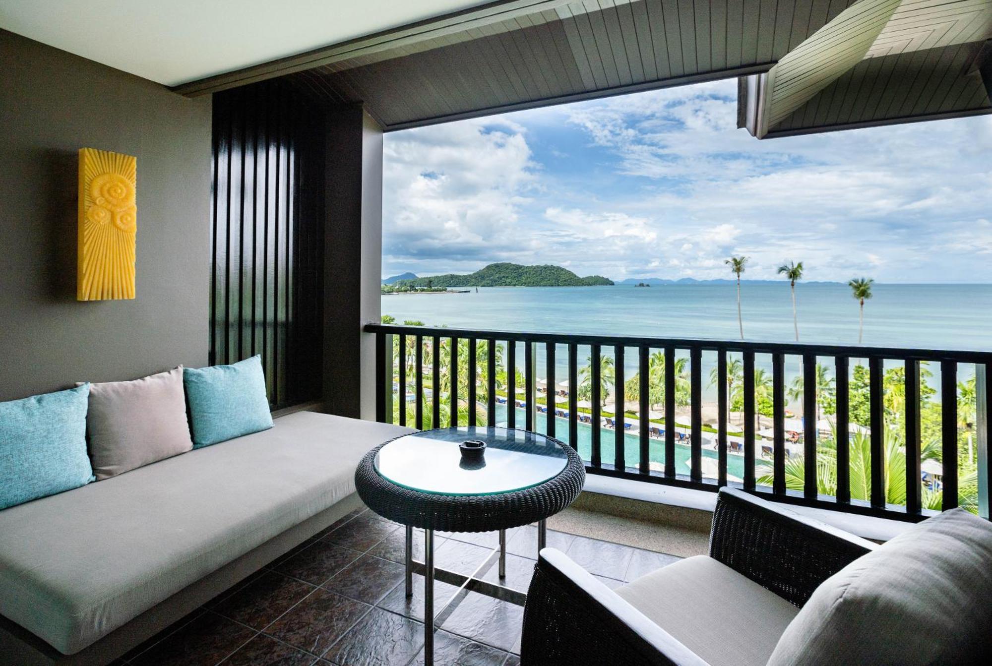 Junior One Bedroom King Suite Sea View