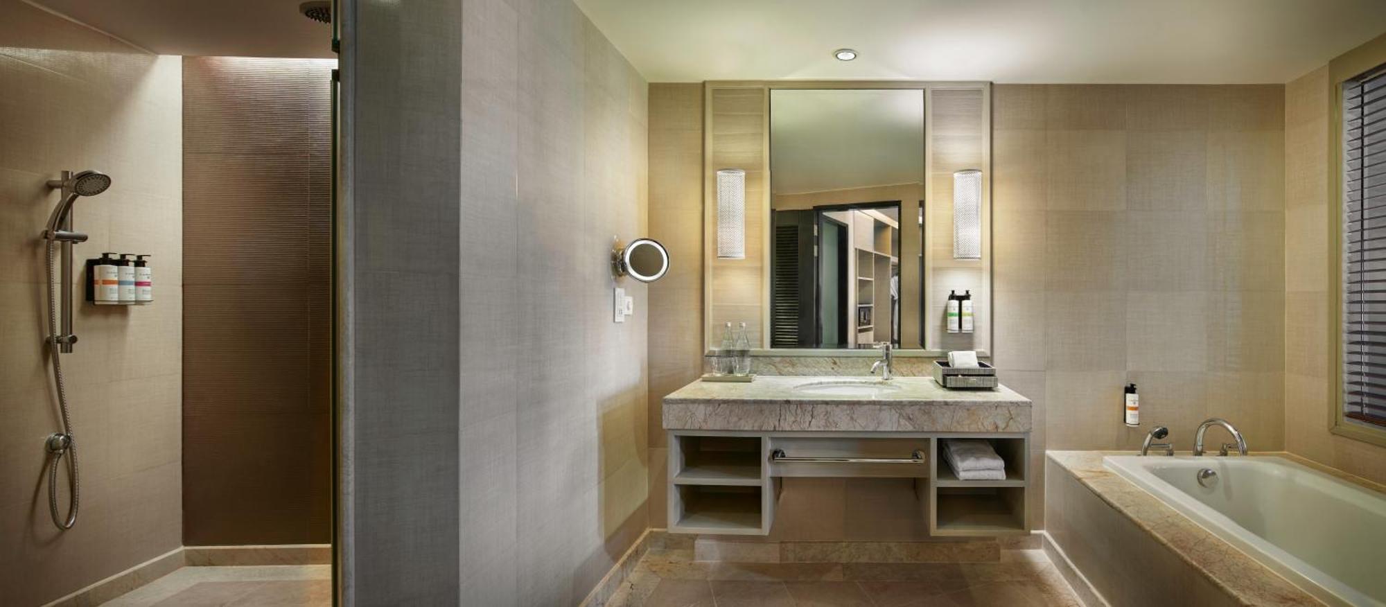 Junior One Bedroom King Suite Sea View
