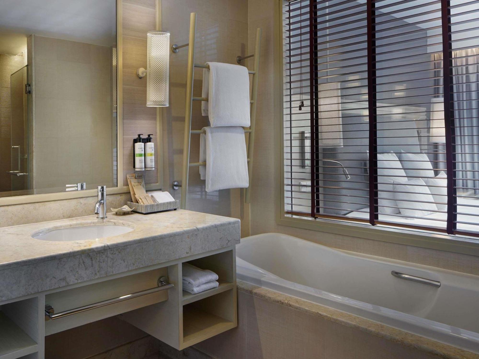 Junior One Bedroom King Suite Sea View