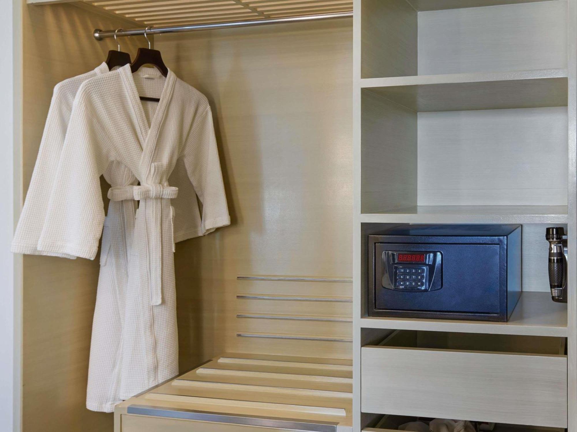 Junior One Bedroom King Suite Sea View
