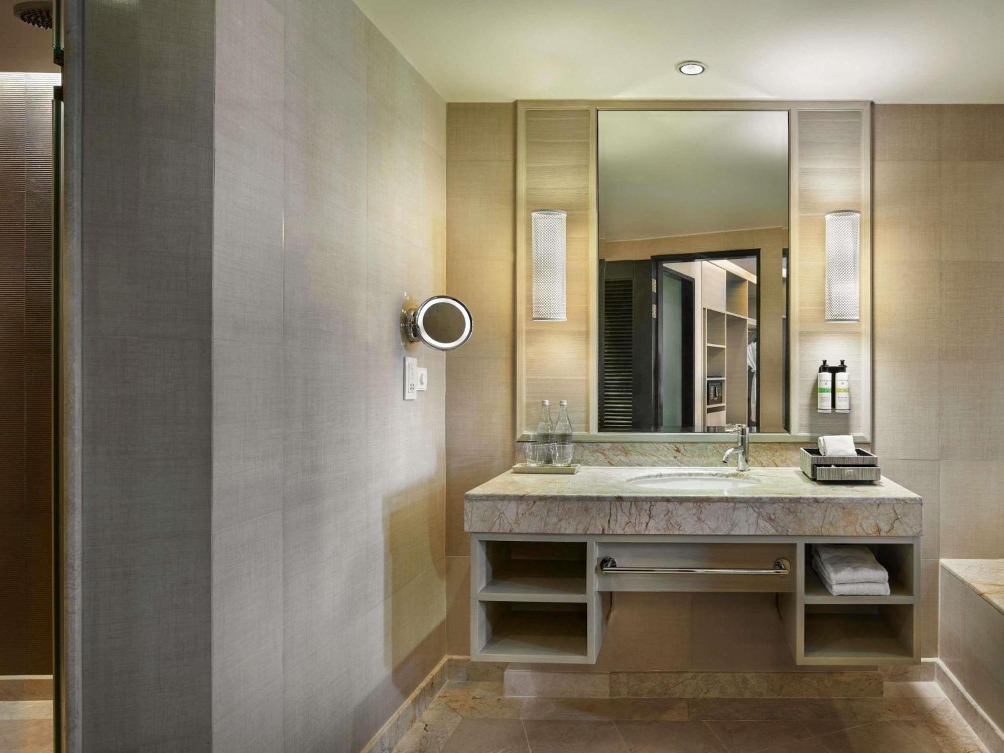 Junior One Bedroom King Suite Sea View
