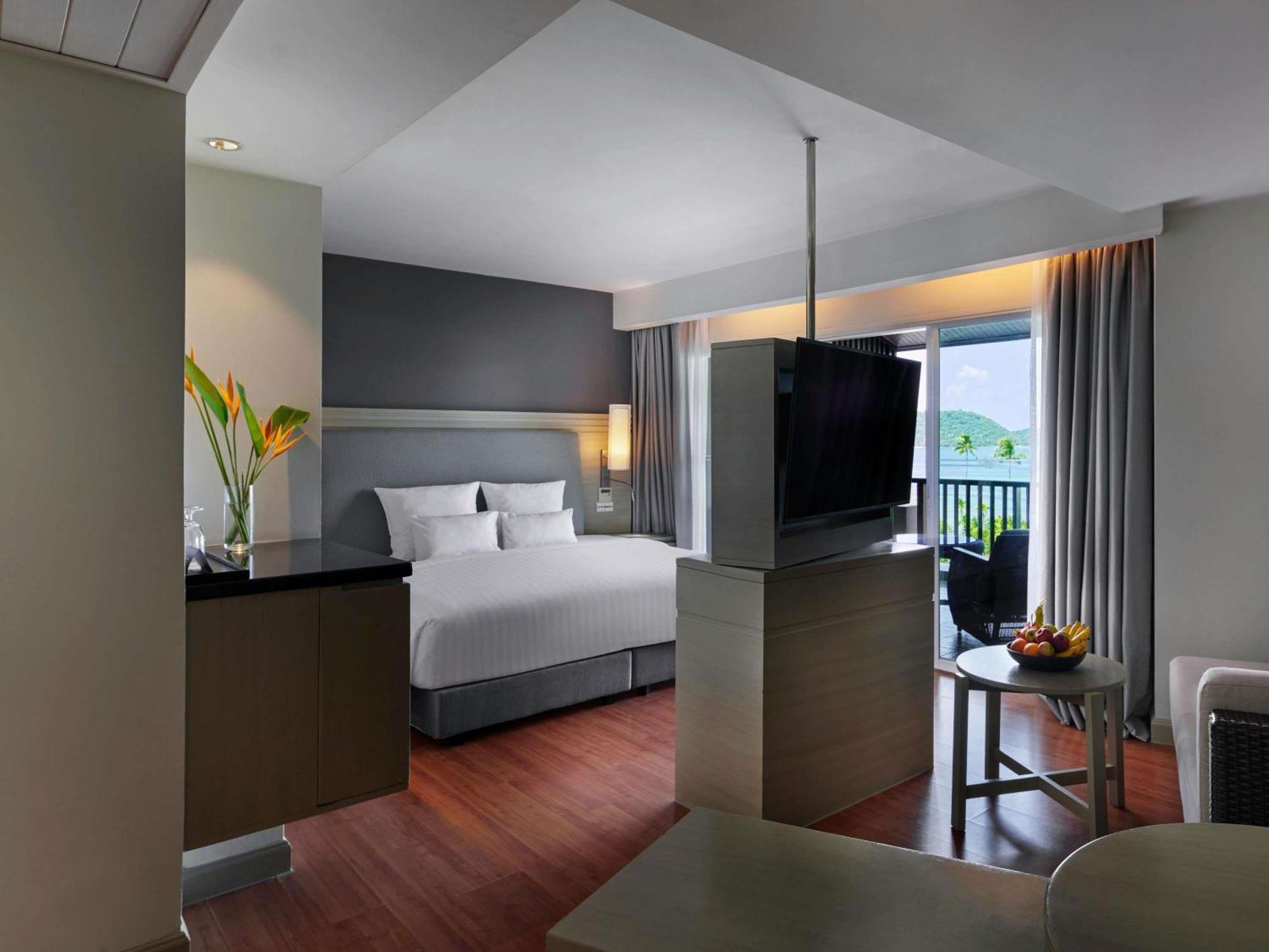 Junior One Bedroom King Suite Sea View