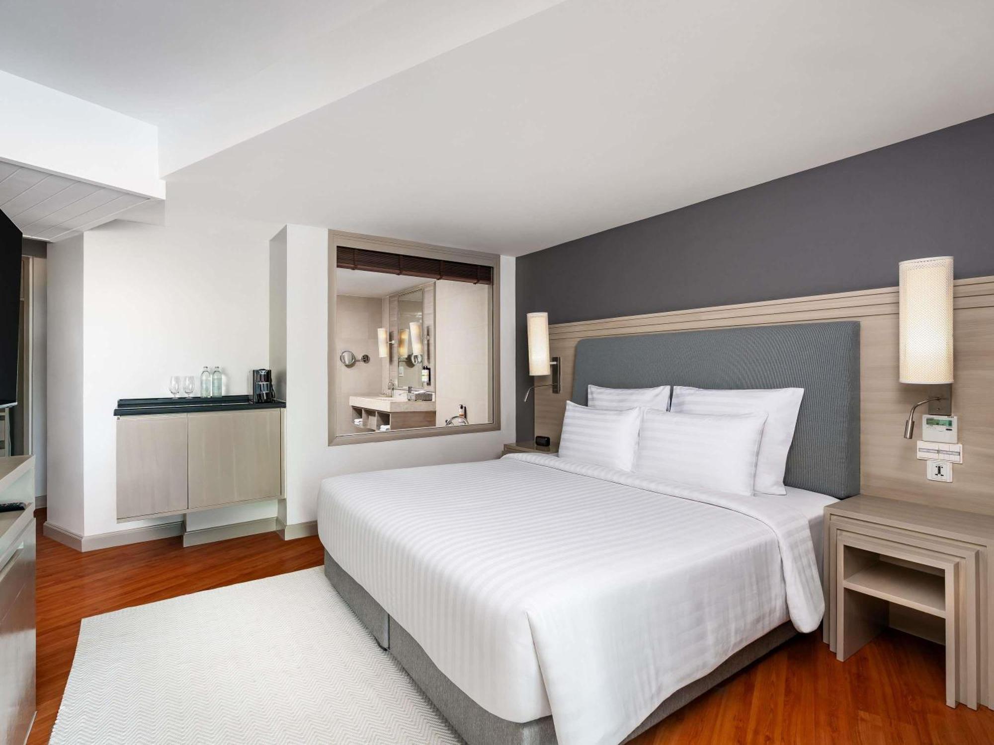 Junior One Bedroom King Suite Sea View