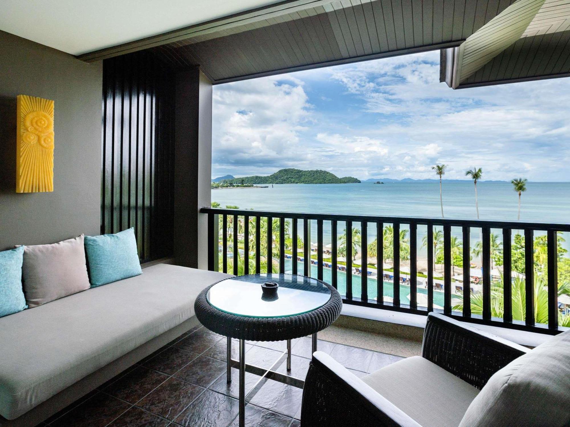 Junior One Bedroom King Suite Sea View