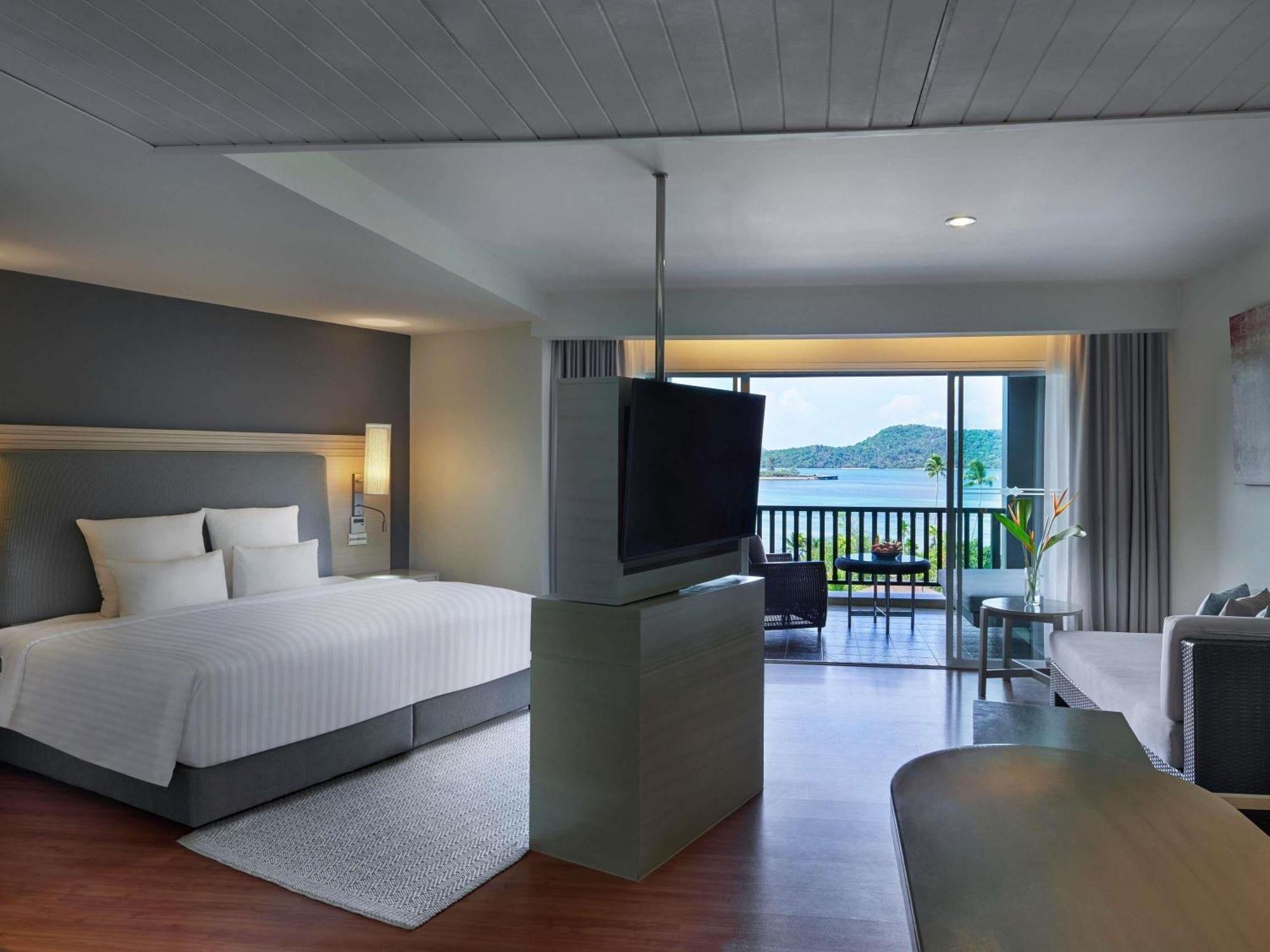 Junior One Bedroom King Suite Sea View
